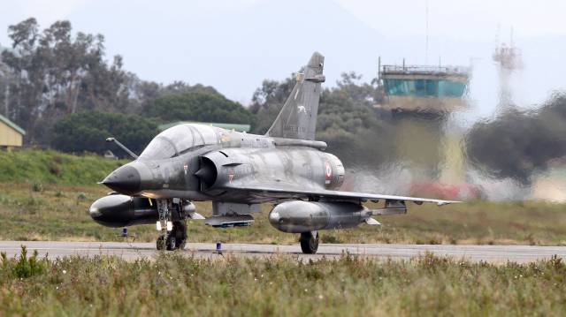 Un caza francés Mirage 2000, en Córcega.