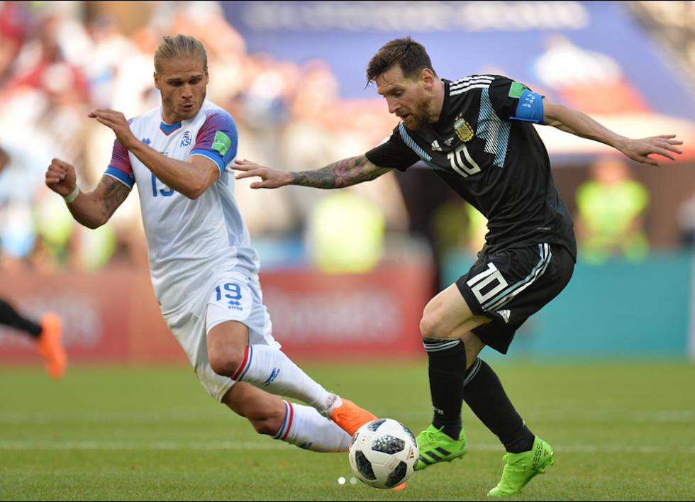 El furor que ha despertado Rurik Gislason ha llevado a sus recientes fans a crear un hashtag dedicado a su particular dios nÃ³rdico #sexyrurik. En la imagen, GÃ­slason junto a Messi durante el partido del Mundial que enfrentÃ³ a Islandia contra Argentina (1-1).