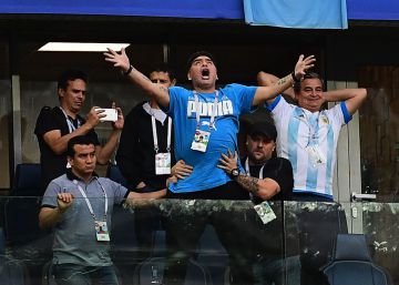 Maradona celebra un gol durante el partido de Argentina contra Nigeria en San Petersburgo. 