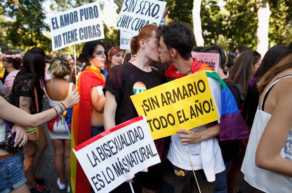 Unos jÃ³venes con pancartas reivindicativas de la bisexualidad en el Orgullo Gay de Madrid celebrado en 2016. 