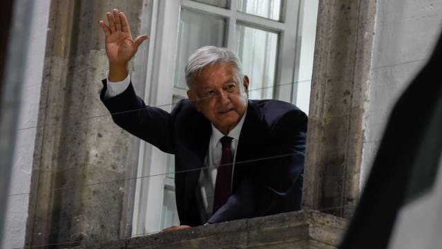 LÃ³pez Obrador saluda a sus seguidores tras conocerse su victoria.