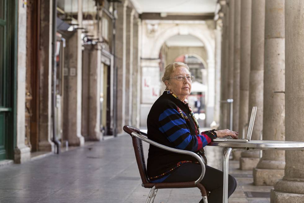 Lourdes Cardenal, de 78 anos, fotografada em Valladolid. Veterana editora da Wikipedia em espanhol, sua primeira incursão na enciclopédia foi com um artigo do pintor Édouard Manet.