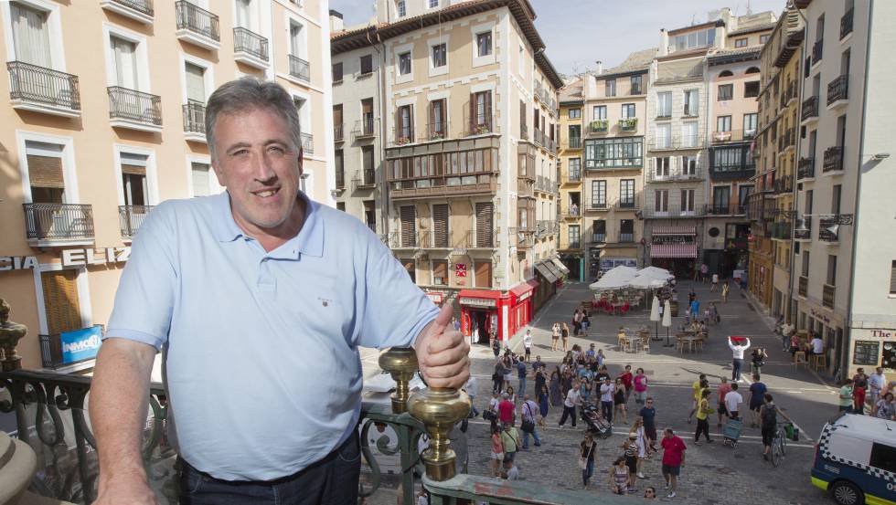 Joseba Asirón, alcalde de Pamplona, posa en los balcones del Ayuntamiento.