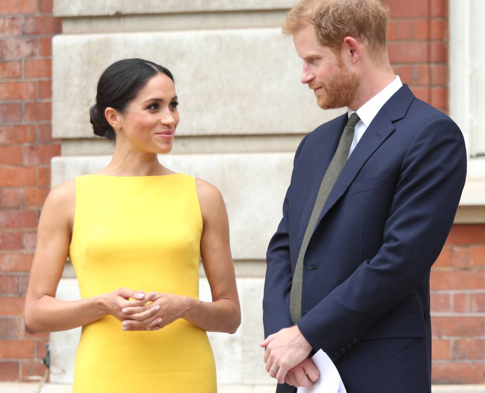 Meghan y Enrique de Sussex en un encuentro con jóvenes de la Commonwealth celebrado el 5 de julio en Londres.