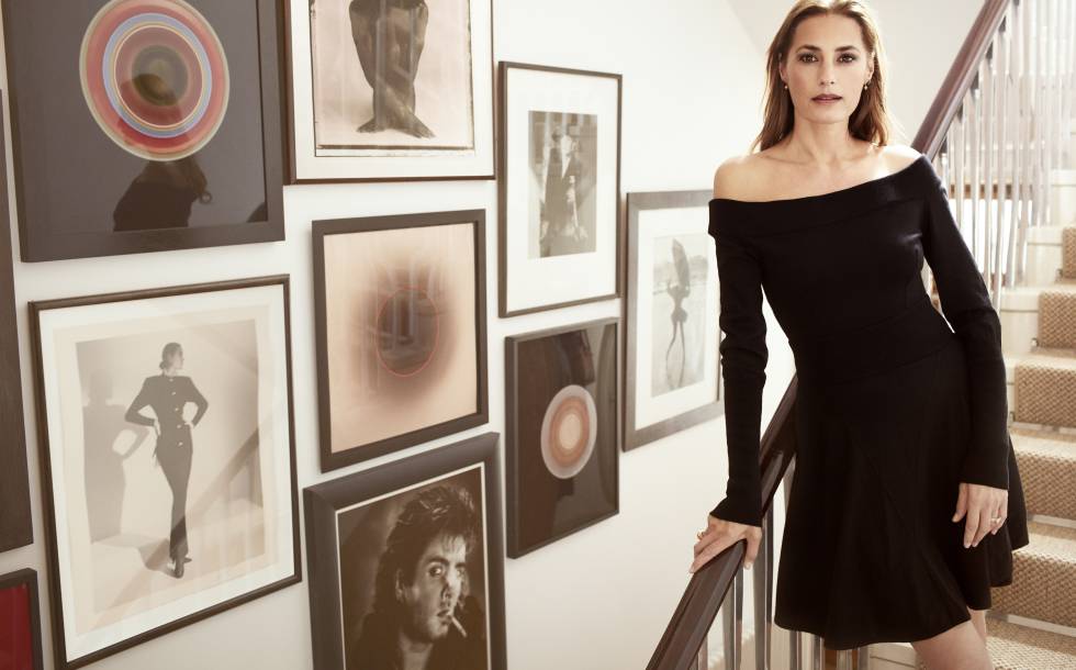 La modelo Yasmin Le Bon en su casa de Londres, entre fotos antiguas suyas y de su marido.