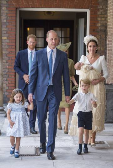 Los duques de Cambridge con sus tres hijos.