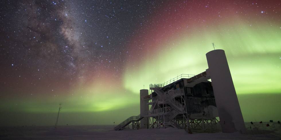 El experimento IceCube, en el Polo Sur, durante una aurora austral