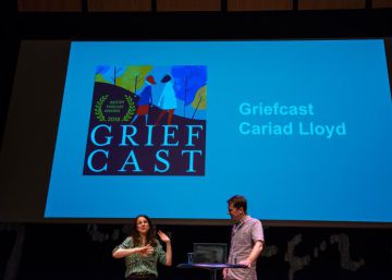 ‘The griefcast’: el podcast de humor que habla de la muerte