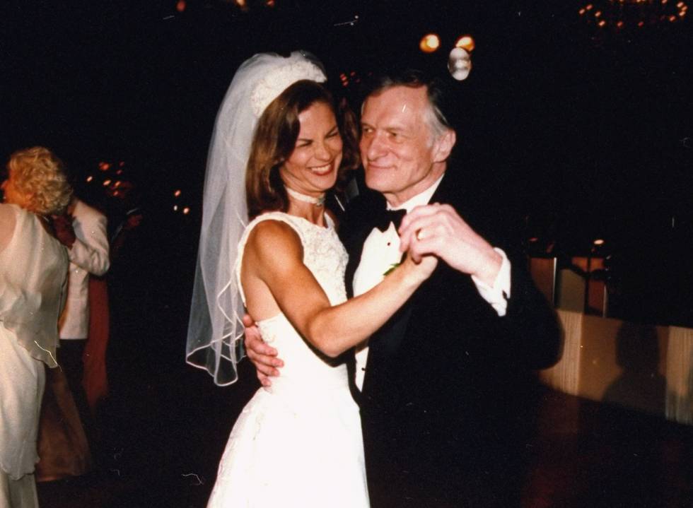 Christie Hefner en el día de su boda, el 15 de julio de 1995, bailando con su padre en el hotel Four Seasons.