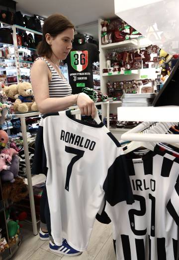 Camisetas de la Juventus con el nombre de Cristiano Ronaldo en una tienda de Turín.
