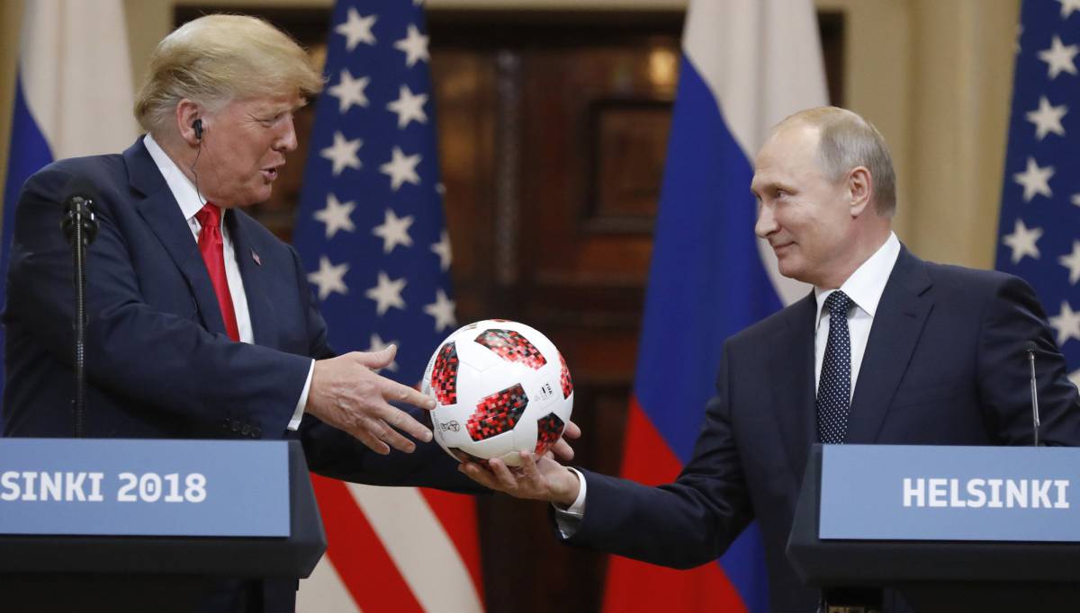 Putin entrega un balón del Mundial de Rusia a Trump durante su reunión en Helsinki.