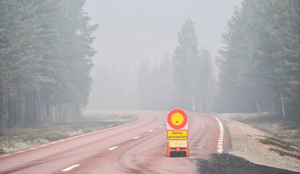 Una carretera cortada este miÃ©rcoles por los efectos de un incendio cerca de Ljusdal (Suecia). 