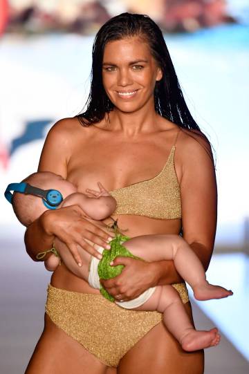 La modelo Mara Martin desfila en Miami dando el pecho a su bebé.