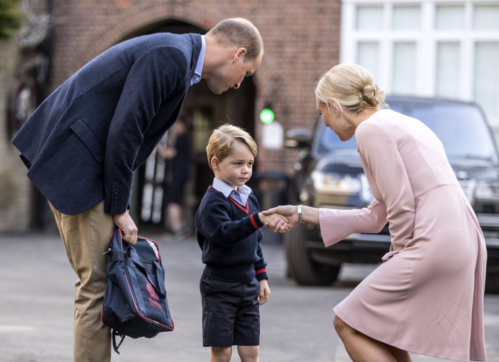 El príncipe Joge, con su padre el príncipe Guillermo, en su primer día en el colegio Thomas's Battersea.