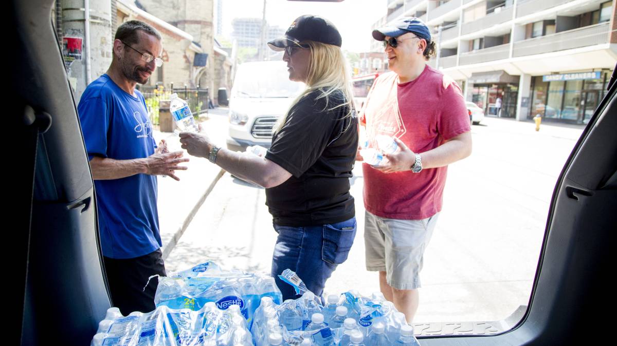 Reparto de agua en Toronto el 30 de junio.