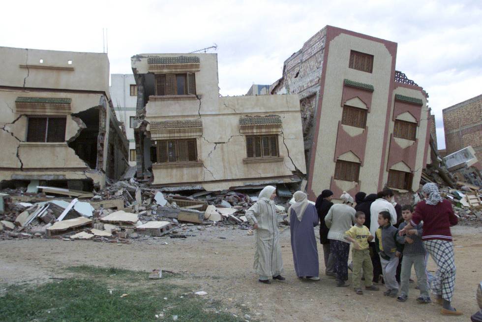 Un terremoto en 2004 causó 564 en Marruecos. En la imagen habitantes de Imzuren, ante varios edificios gravemente dañados por el temblor.
