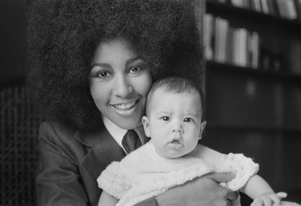 La cantante y actriz Marsha Hunt posa con su hija Karis en 1971. Mick Jagger se negó a admitir la paternidad hasta que una sentencia judicial le obligó.
