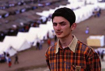 Gashi, cuando era niño, en el campo de refugiados.