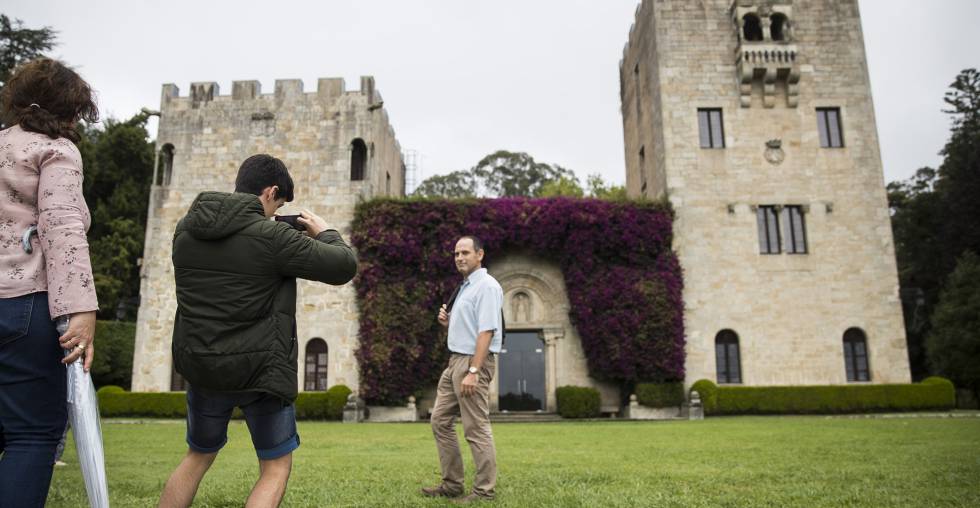 Un grupo de turistas visita el pazo de Meirás.