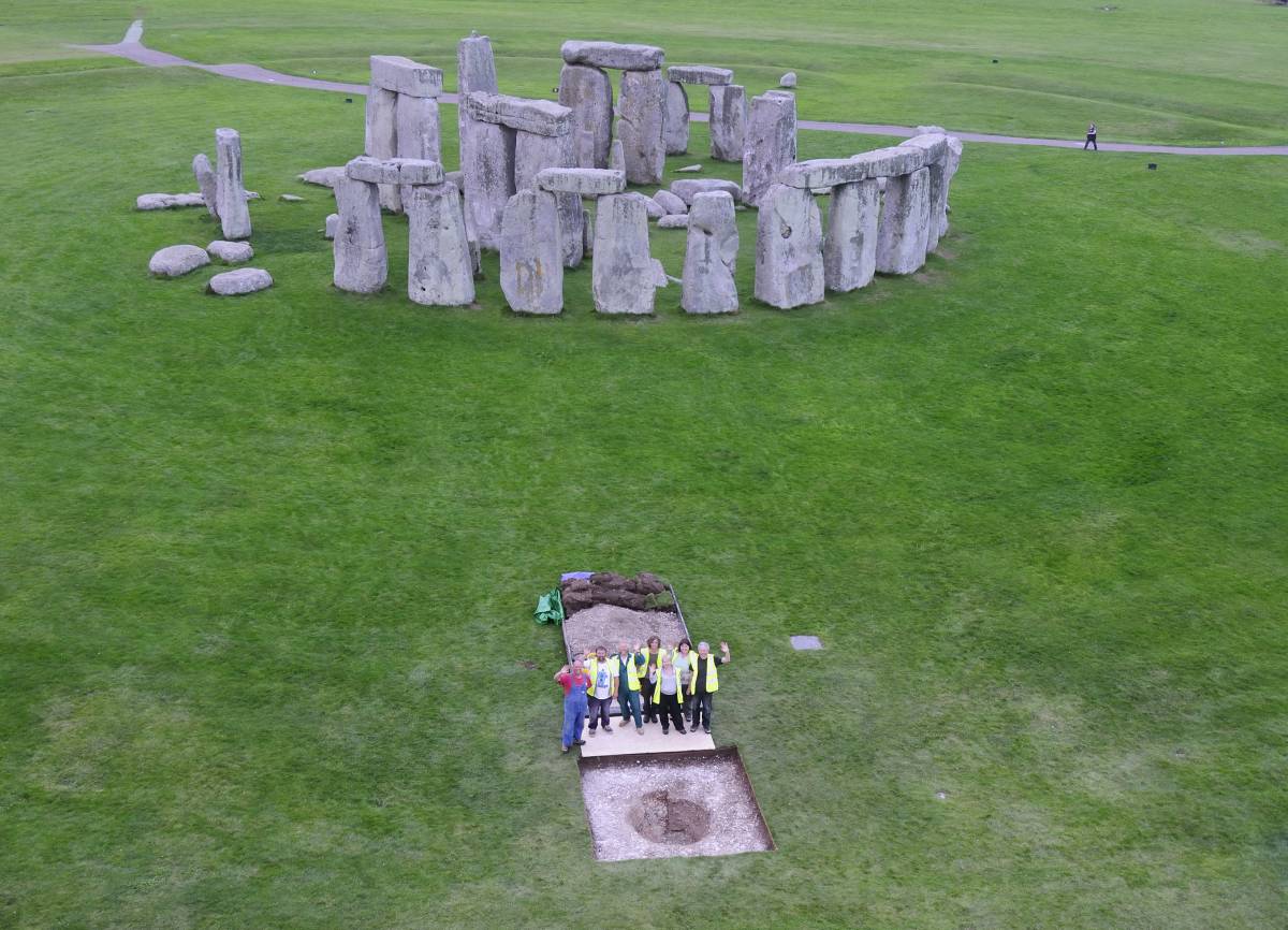 Excavación de uno de los enterramientos de Stonehenge.