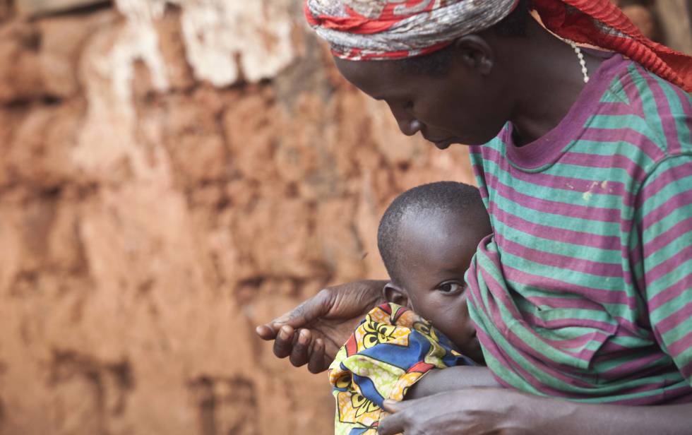 Uma mulher amamenta seu filho no Burundi