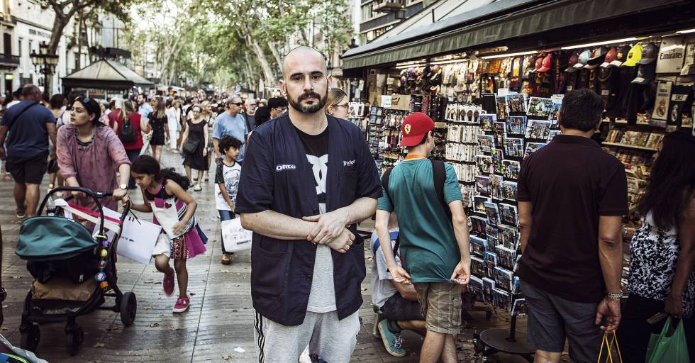 Pablo Abecasis, de 37 años, delante del quiosco donde trabaja en La Rambla. El 17 de agosto fue atropellado gravemente por Younes.  Lo recuerda todo. “La furgoneta vino directamente a mí. Me levantó por el aire. Pegué con la cabeza en el parabrisas. Creí que me moría”.