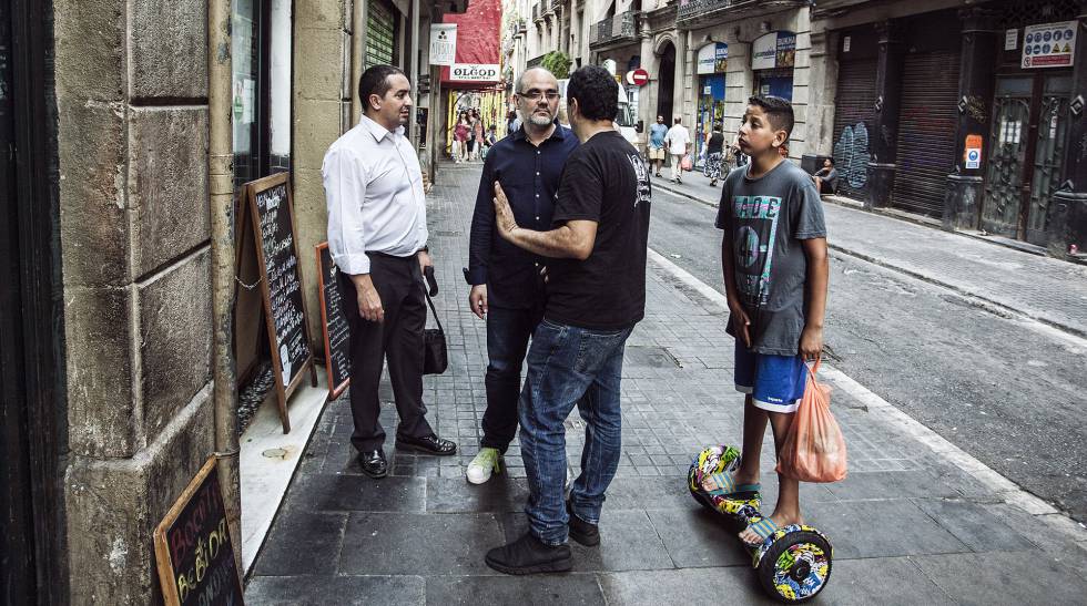 Barrio de El Raval, a cinco minutos del lugar del atentado. De frente, Ibrahim Pérez, portavoz de Musulmanes contra la Islamofobia. Cree que la falta de interlocución del islam español con el Estado provoca la radicalización. En la página siguiente, el camino de huida de Younes.