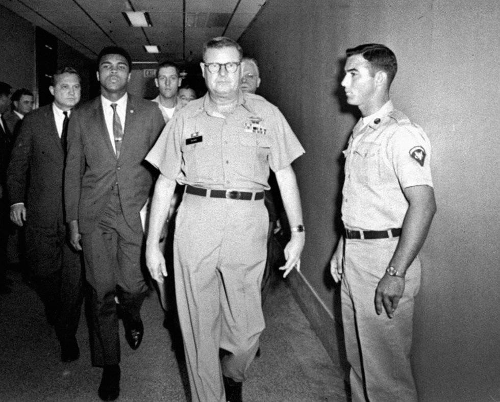 Muhammad Ali es escoltado por el comandante del centro de reclutamiento de Houston en 1967 tras negarse a alistarse.