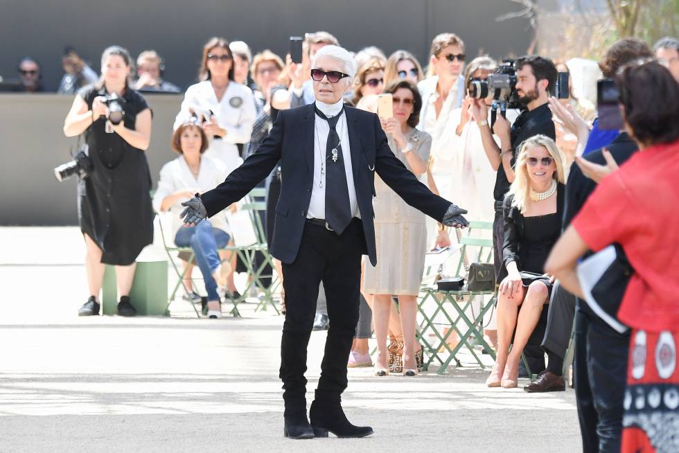 Karl Lagerfeld, vestido con pantalón pitillo, en el desfile de Alta Costura de Chanel celebrado el 4 de julio de 2017 en París.