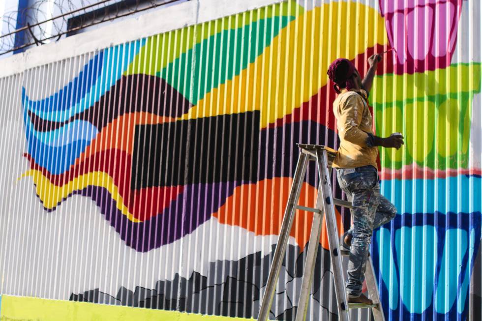 La valla junto a la estaciÃ³n de metro DN Nagar se transformÃ³ en el mayor mural del paÃ­s decorado por los propios viandantes.