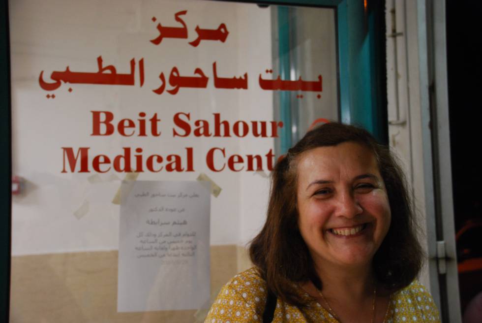 Juani Rishmani, coordinadora del Comité de Salud para las Mujeres en la gestión de 14 clínicas en Cisjordania, dos hospitales y diferentes unidades de salud móviles para atender a la población palestina.