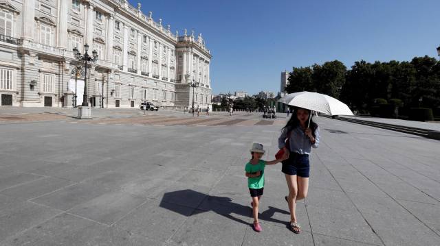 Una mujer y una niña, junto al Palacio Real.