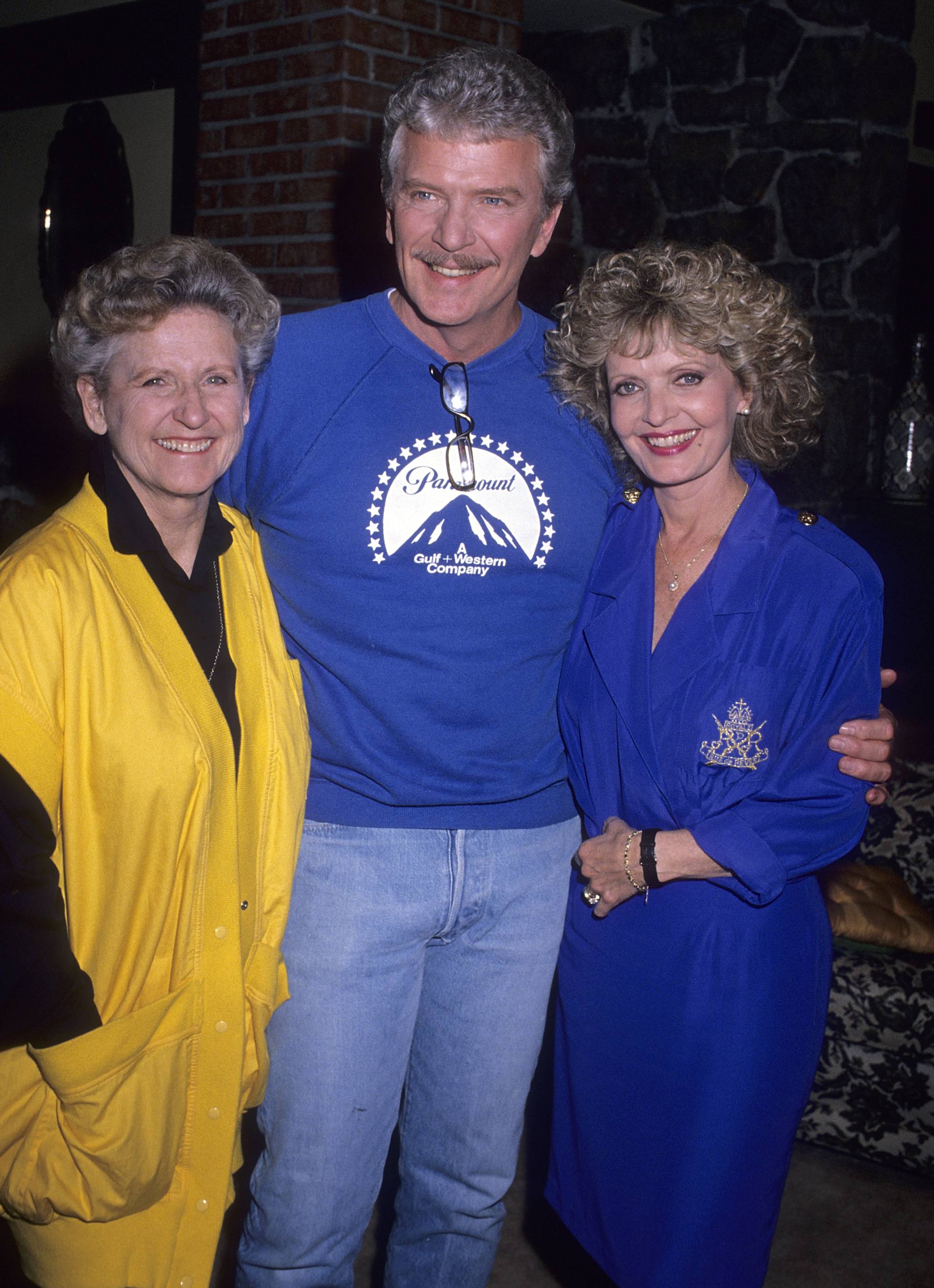 Ann B. Davis, Robert Reed e Florence Henderson durante a gravação de um especial de 'The Brady Tribe' em 1989. Reed morreria três anos depois. 