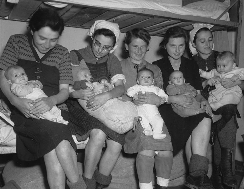 Mulheres judias posam com seus bebês depois da liberação do campo de Dachau (Alemanha), em 1945.