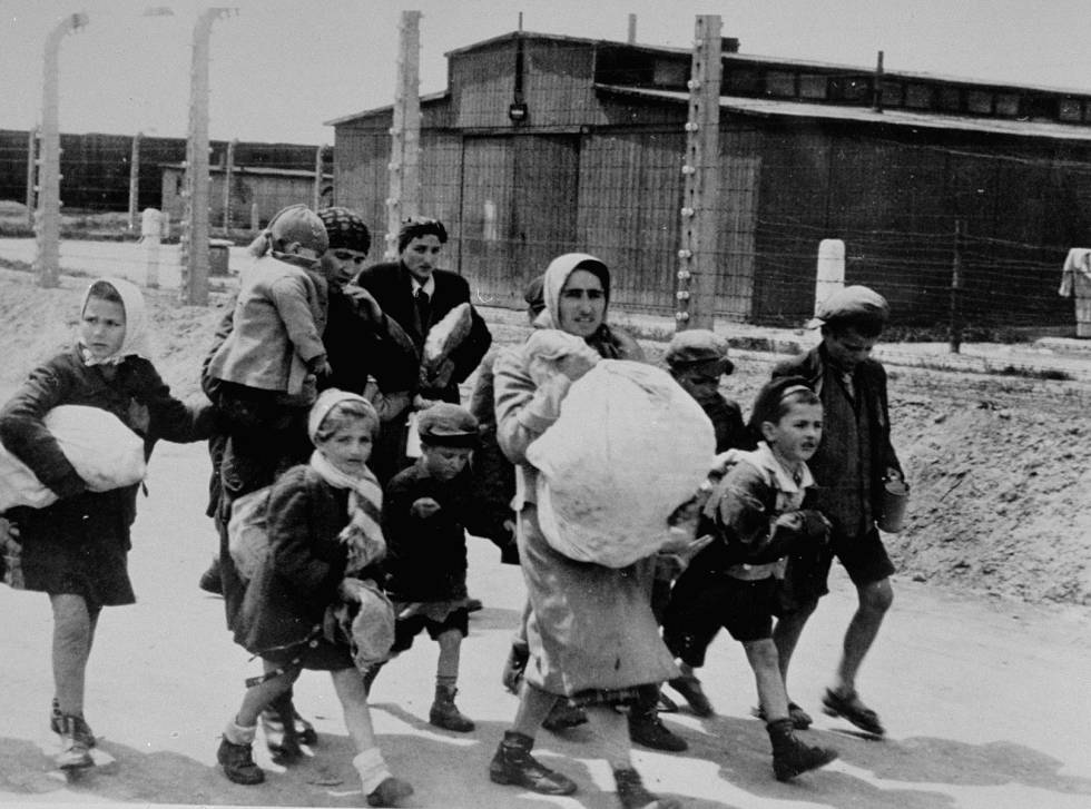 Mujeres y niños judíos seleccionados para morir caminan hacia la cámara de gas en Auschwitz, en 1944.
