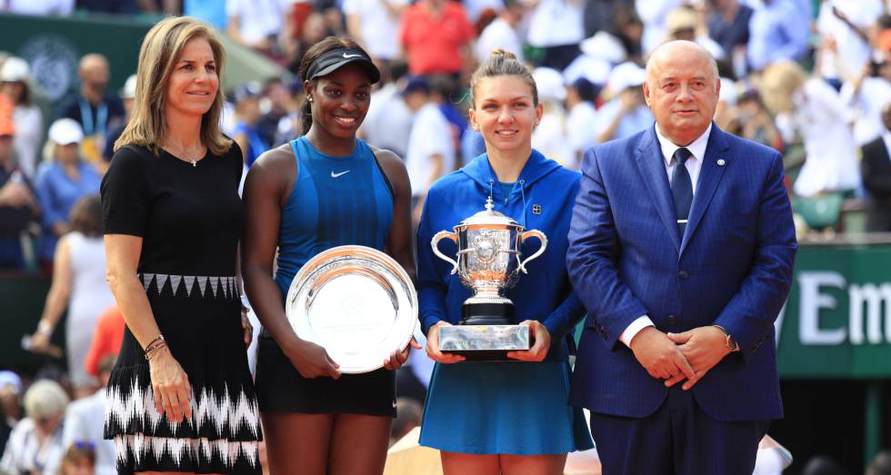 De izquierda a derecha, Arantxa Sánchez, Sloane Stephens, Simona Halep y Bernard Giudicelli.