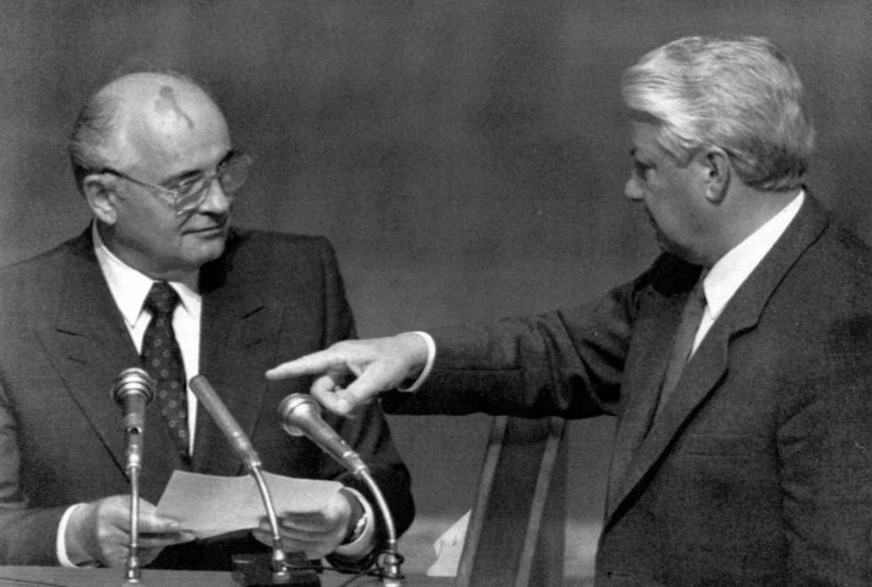 Resultado de imagen para Fotos del intento de golpe de estado contra MijaÃ­l Gorbachov