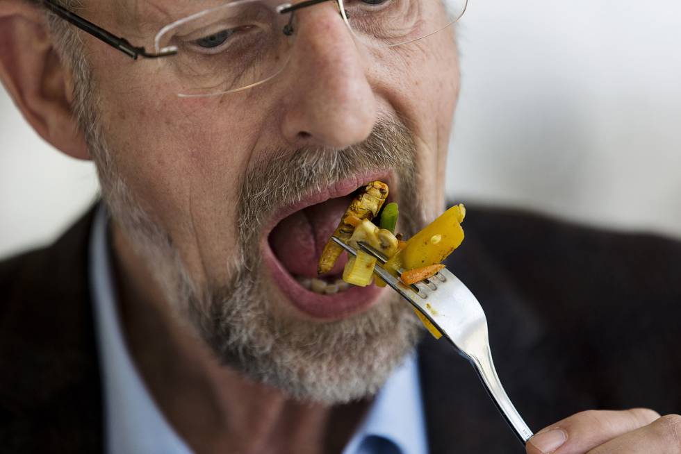 O professor Arnold van Huis, retratado durante um lanche a base de verduras e insetos.