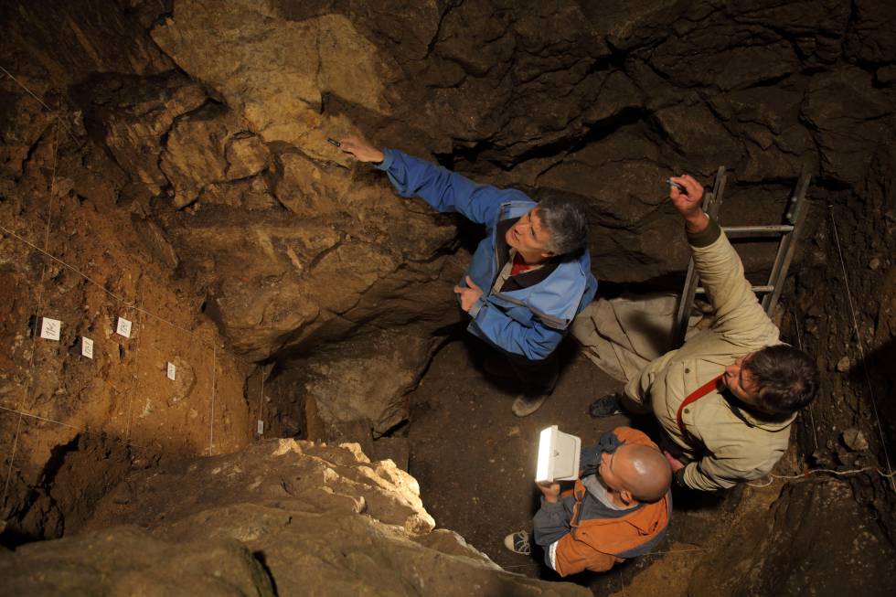 Richard Roberts, Vladimir Ulianov y Maxim Kozlikin en la cueva de Denisova donde se encontraron los restos de la joven h�brida