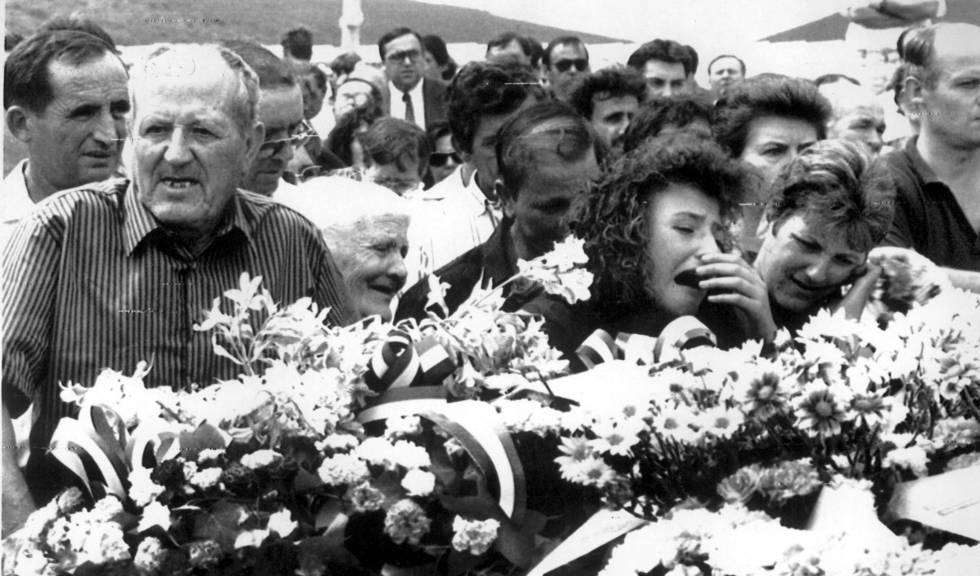 María del Carmen Cabanillas, hermana de una de las niñas asesinadas, llora durante en el entierro de las víctimas.