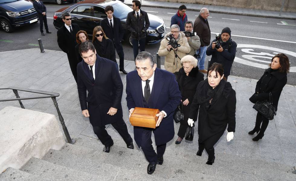 Jaime Martinez-Bordiu (en el centro), Carmen Martinez-Bordiu (a la derecha de la imagen), Luis Alfonso de Borbon (a la izquierda) y Margarita Vargas (detrás de él) en el funeral de Carmen Franco, hija de Francisco Franco, en la Catedral de La Almudena de Madrid el 31 de diciembre de 2017.