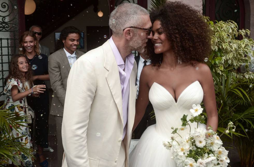 La pareja recién casada a la salida del Ayuntamiento.