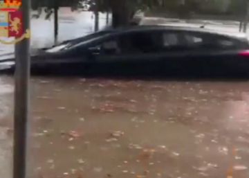La policía italiana rescata a un niño de un coche bloqueado por las lluvias