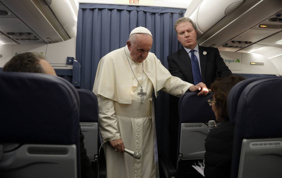 Francisco atiende a una periodista a bordo del avión de regreso de su visita a Irlanda.