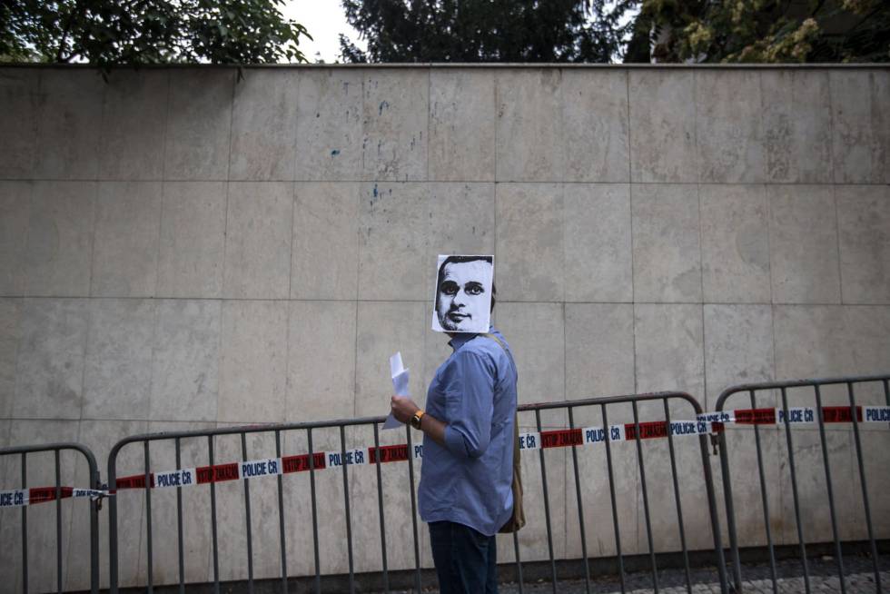Un hombre lleva una mÃ¡scara del cineasta Oleg Sentsov, encarcelado en Rusia, para pedir su libertad.