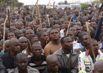 Aumenta la tensión en la mina sudafricana de Marikana tras redada de policías