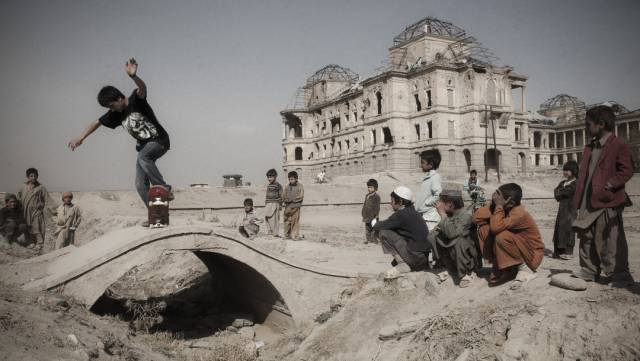 Un grupo de chavales practicando 'skate' en Afganistán.