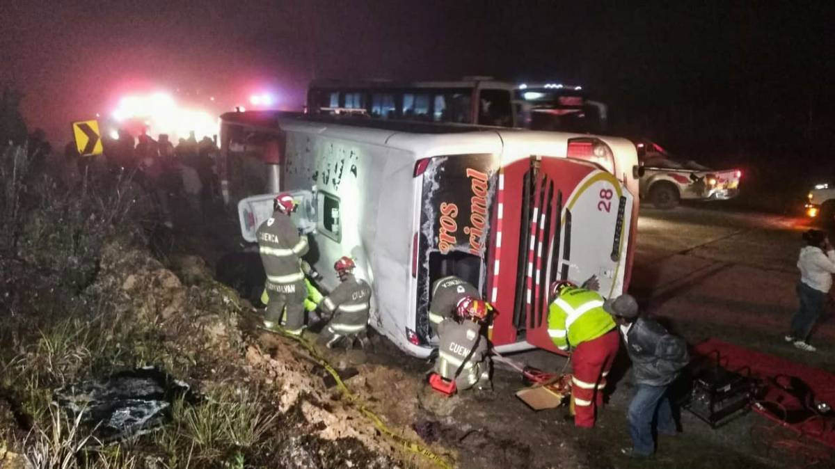 Los bomberos trabajan en el lugar del accidente.