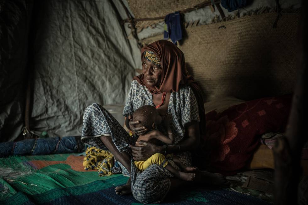 Maimuna junto a Kubi, su nieta. HuyÃ³ junto a su familia de Abuja, Nigeria, cuando Boko Haram destruyÃ³ su pueblo. La madre del bebÃ© muriÃ³ y la pequeÃ±a sufre desnutriciÃ³n, como el 80% de los niÃ±os de Toumour, donde viven.