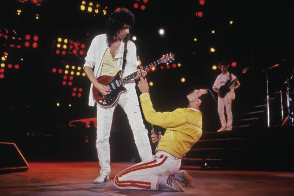 Mercury se arrodilla ante Brian May en el concierto de Wembley de 1986.